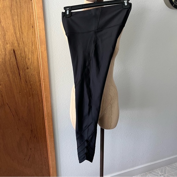 UNDER ARMOUR sz S Black Leggings Compression Heat Gear Side Cut Out Ankle Crop - Picture 5 of 9